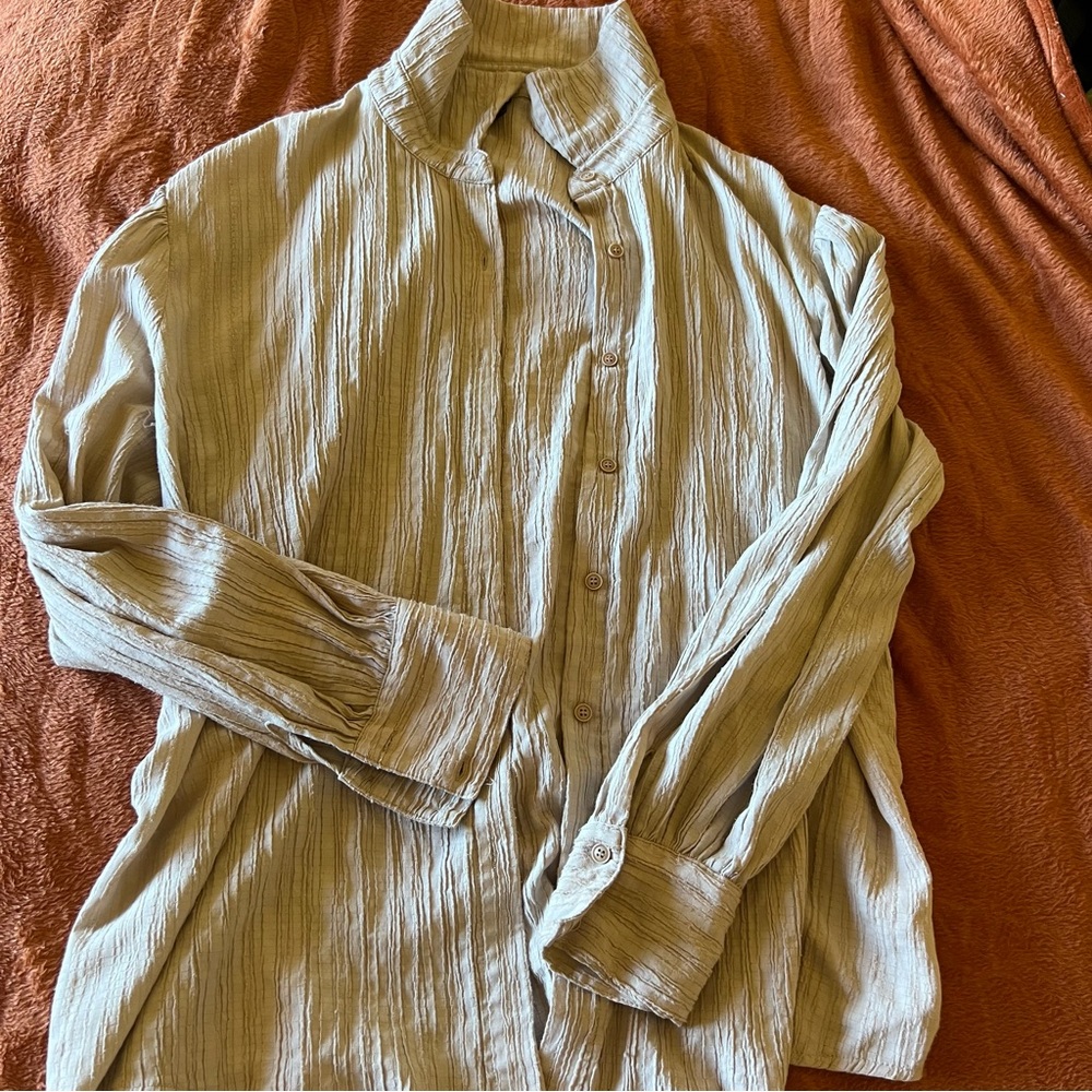 Super cute Dazy oversized beige flowy button down
